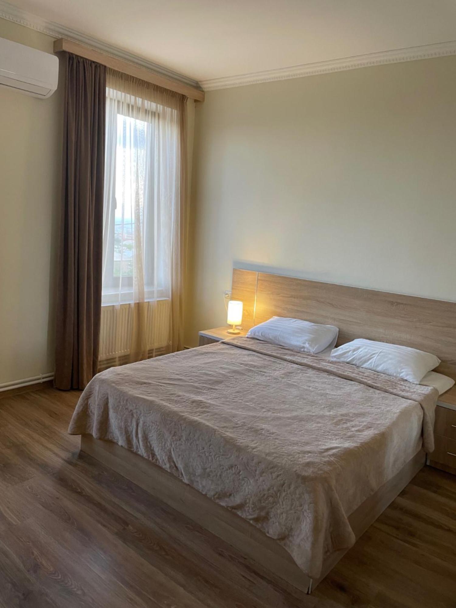 Decca Hotel Erevan Esterno foto