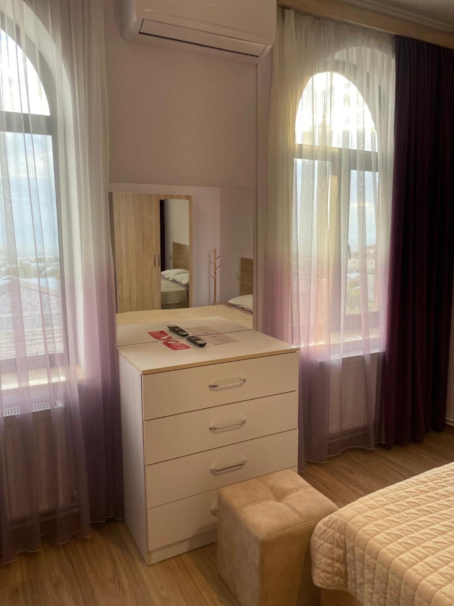 Decca Hotel Erevan Esterno foto
