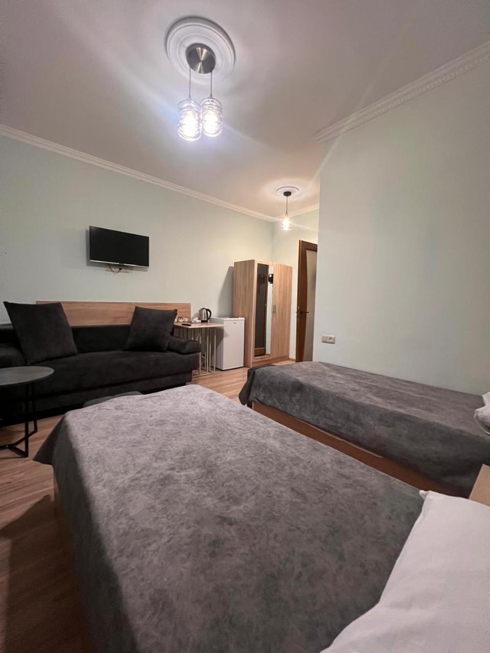 Decca Hotel Erevan Esterno foto