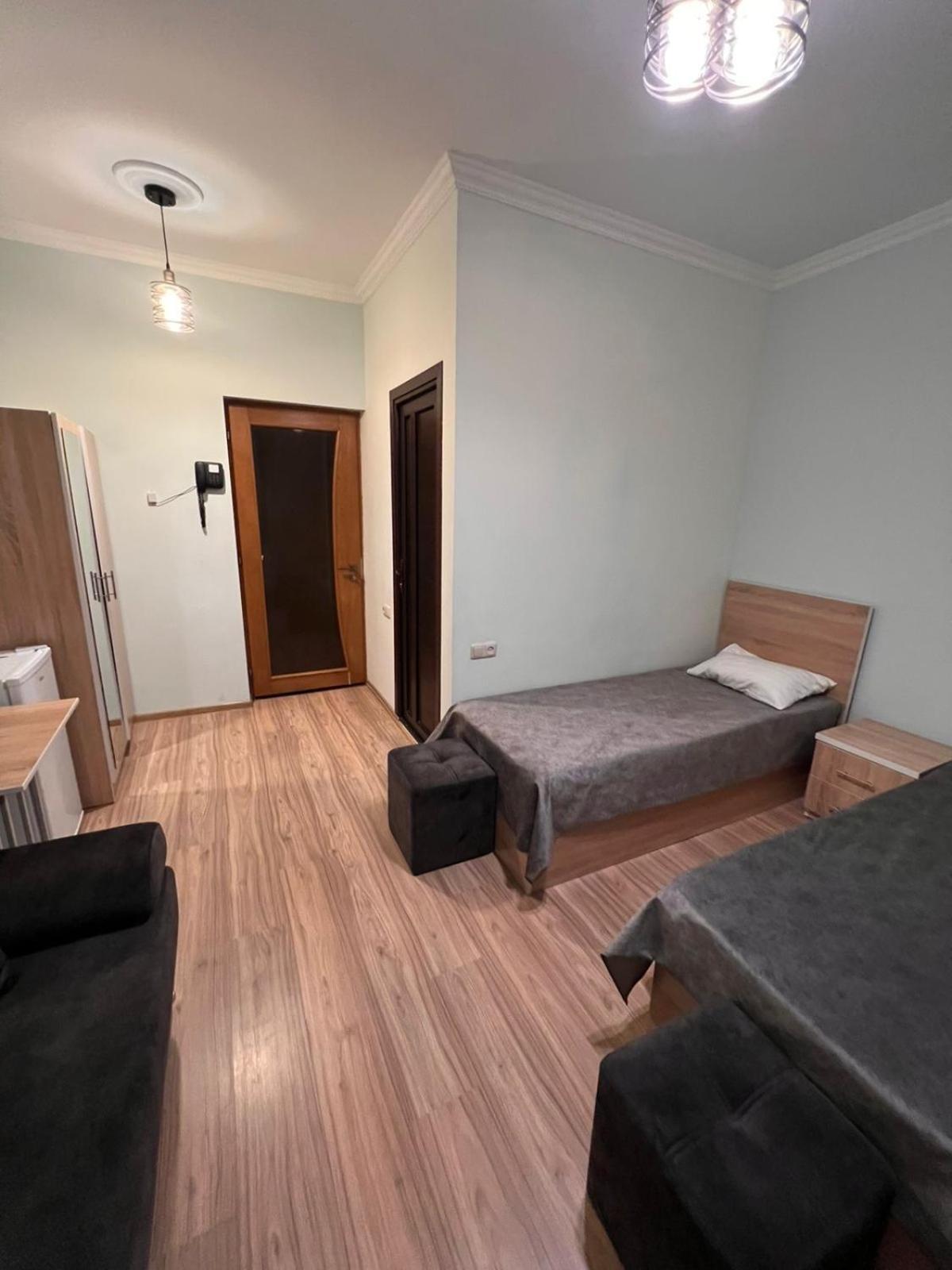 Decca Hotel Erevan Esterno foto