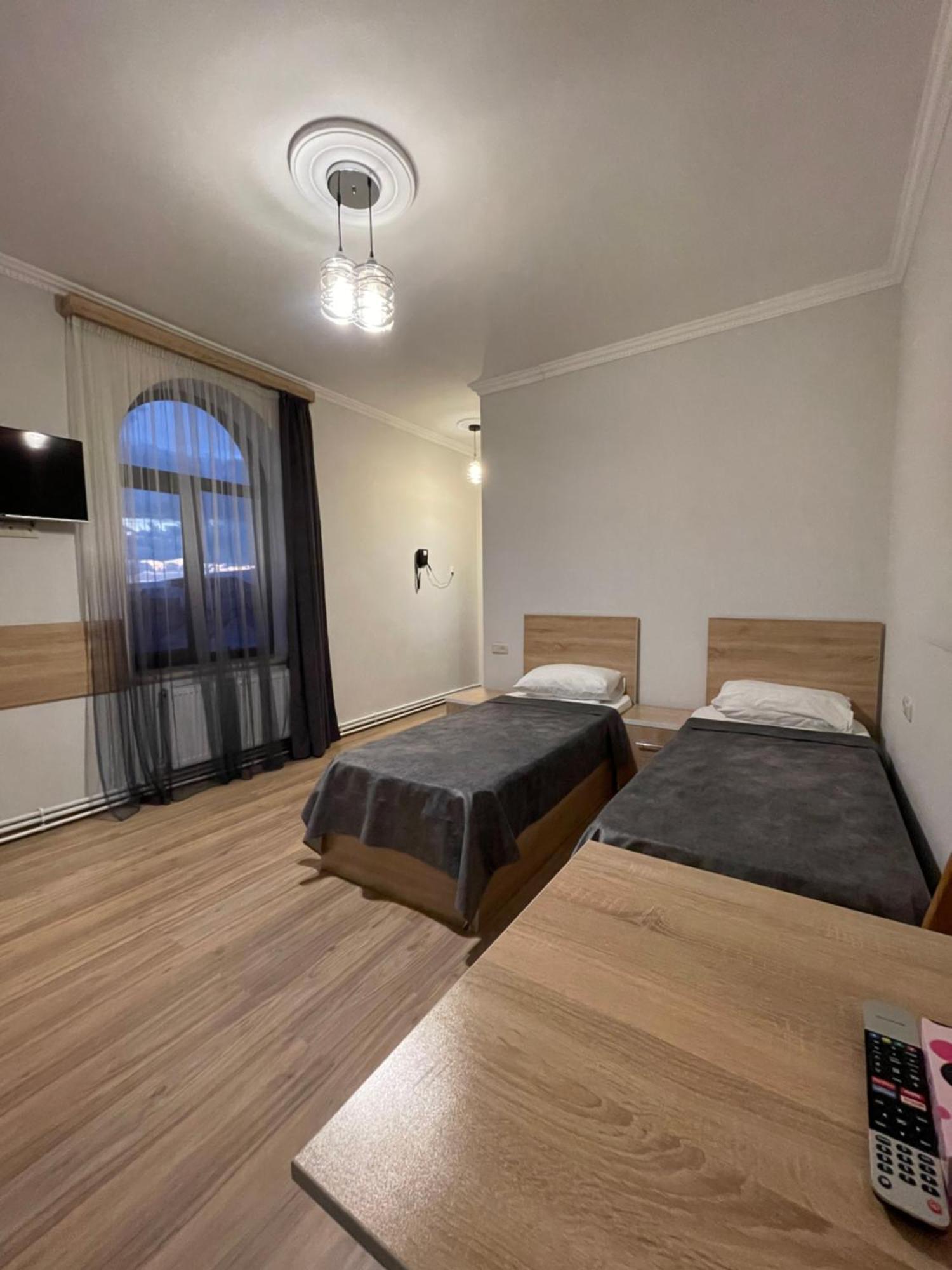 Decca Hotel Erevan Esterno foto