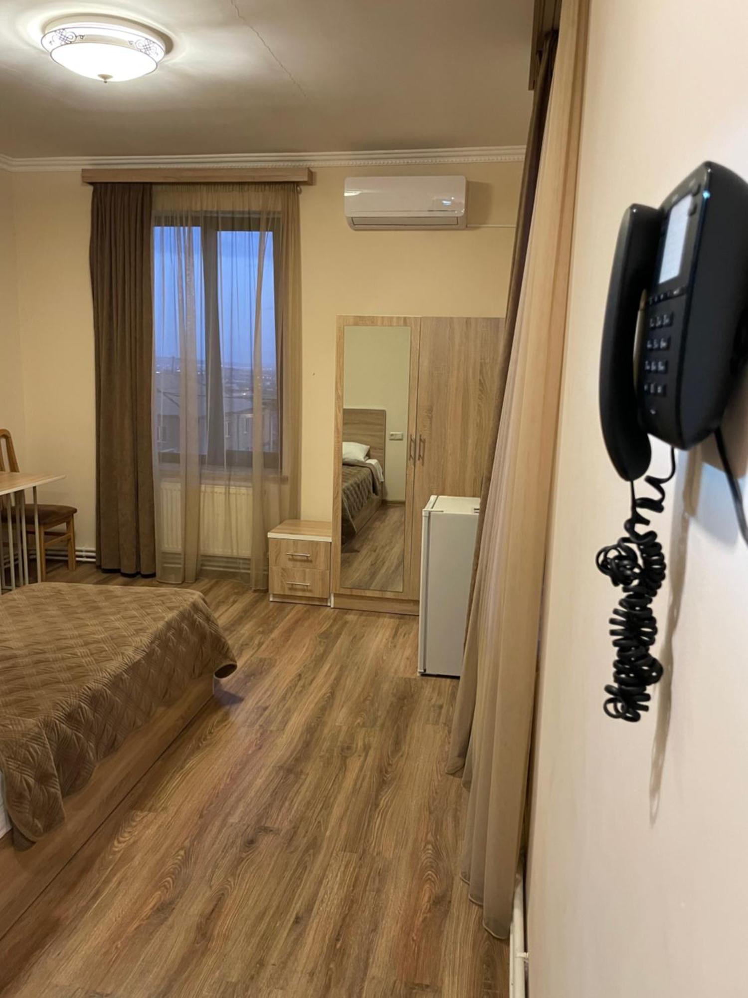 Decca Hotel Erevan Esterno foto